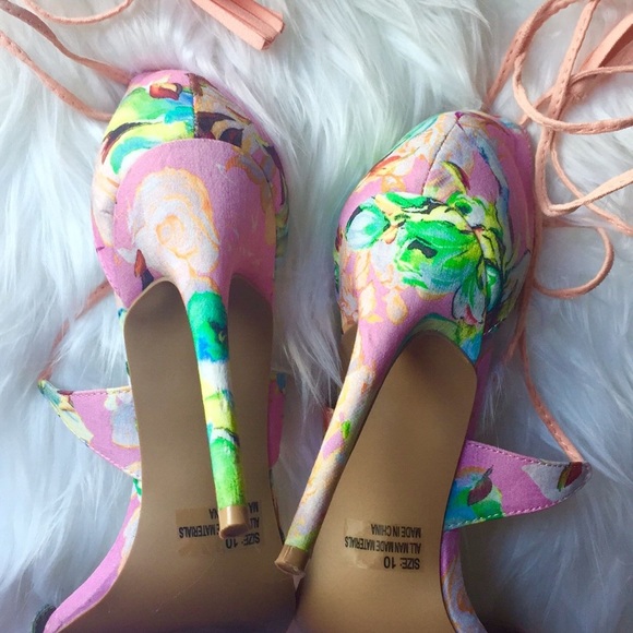 Hawaiian Print Lace Up Sandal Heels - Picture 3 of 4